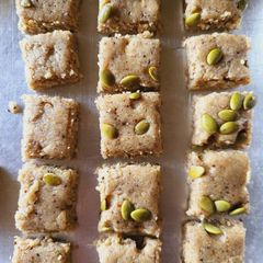 A picture of Oats, makhana and dry fruits burfi.