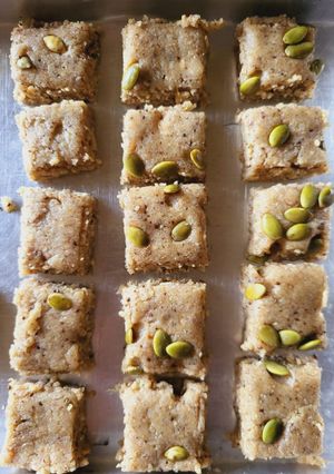 A picture of Oats, makhana and dry fruits burfi.