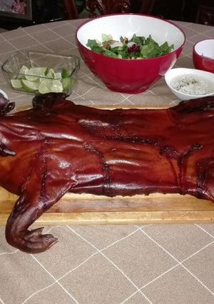 Una foto de Lechón horneado y ahumado