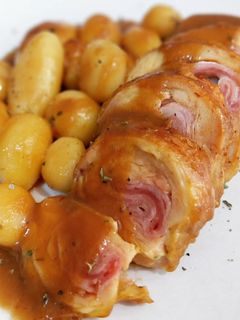 Una foto de Muslitos rellenos en salsa de Oporto con patatas