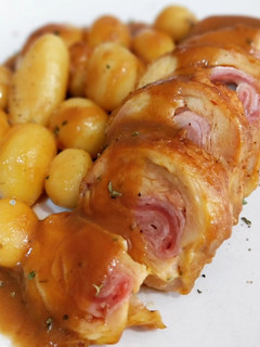 Una foto de Muslitos rellenos en salsa de Oporto con patatas