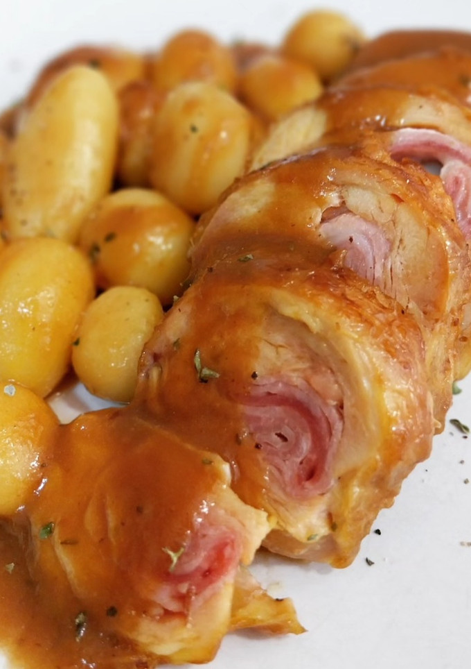 Una foto de Muslitos rellenos en salsa de Oporto con patatas