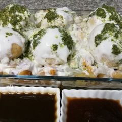 A picture of Dahi bhallay.