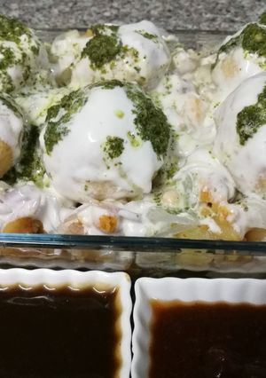 A picture of Dahi bhallay.