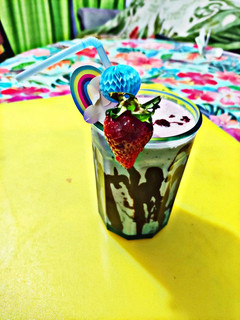 Una foto de Cóctel colado de berries y frutilla
