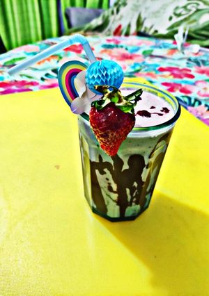 Una foto de Cóctel colado de berries y frutilla