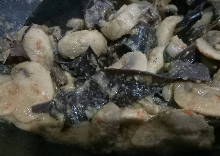 Bagaimana Membuat Tumis pedas jamur kancing &amp; jamur kuping yang Menggugah Selera