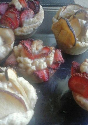 Una foto de Galletitas en forma de rosa con frutillas y manzanas