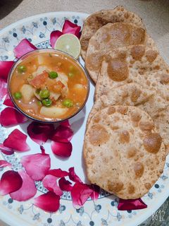 आलू खस्ता पूरी (Aloo khasta poori recipe in hindi) रेसिपी मुख्य फोटो