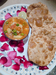 आलू खस्ता पूरी (Aloo khasta poori recipe in hindi) रेसिपी मुख्य फोटो