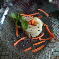 A picture of Rava dhokla sushi with cheesy carrot julienned.