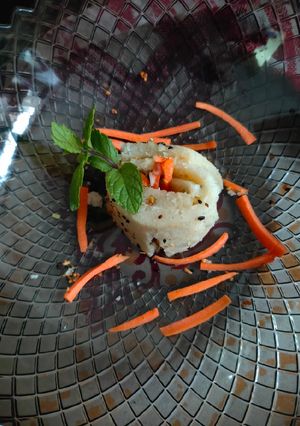 A picture of Rava dhokla sushi with cheesy carrot julienned.