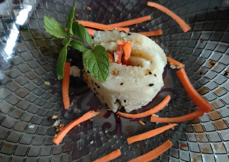 Rava dhokla sushi with cheesy carrot julienned