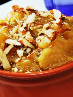 सूजी का हलवा (sooji ka halwa recipe in Hindi) रेसिपी मुख्य फोटो