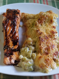 Una foto de Suprema de salmón y romanesco gratinado con bechamel