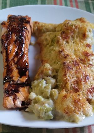 Una foto de Suprema de salmón y romanesco gratinado con bechamel
