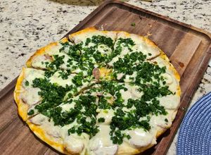 Foto de Pizza de Alho Poró com Paio