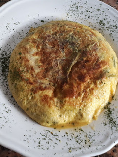 Una foto de Tortilla de ajetes con queso