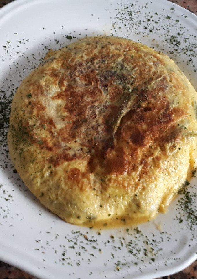 Una foto de Tortilla de ajetes con queso
