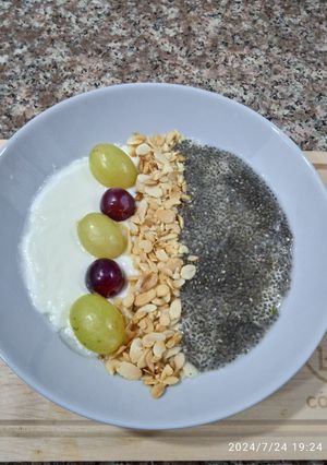 Une photo de Bowl 🥣 graines de chìa / cacahuète / raisins et yaourt