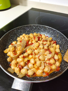 Una foto de Garbanzos con setas y pimiento de piquillo