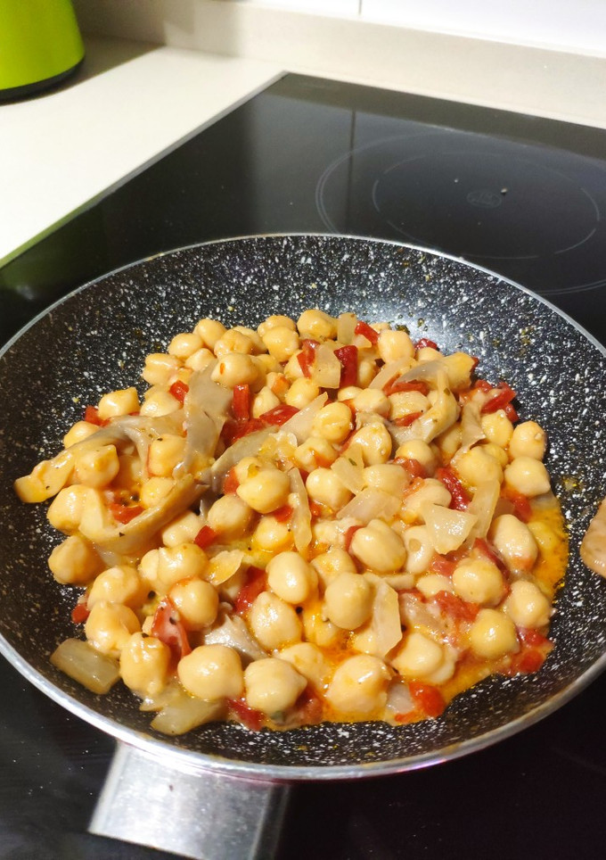 Una foto de Garbanzos con setas y pimiento de piquillo