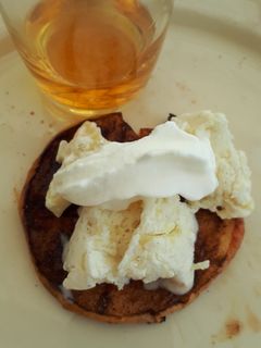 Una foto de Manzana asada en barbacoa con topping de helado y nata
