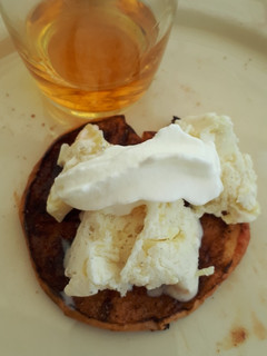 Una foto de Manzana asada en barbacoa con topping de helado y nata