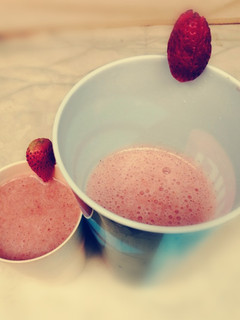 Una foto de Licuado de fresa y banano, delicioso!! 🍓🍌🍓🍌