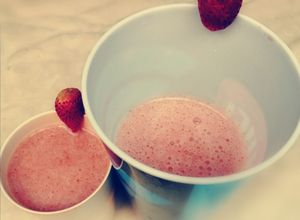 Una foto de Licuado de fresa y banano, delicioso!! 🍓🍌🍓🍌