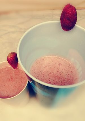 Una foto de Licuado de fresa y banano, delicioso!! 🍓🍌🍓🍌