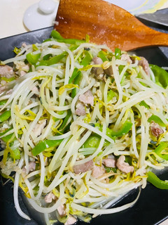 梅花豬炒青椒豆芽-簡易家常菜 的食譜成品照片