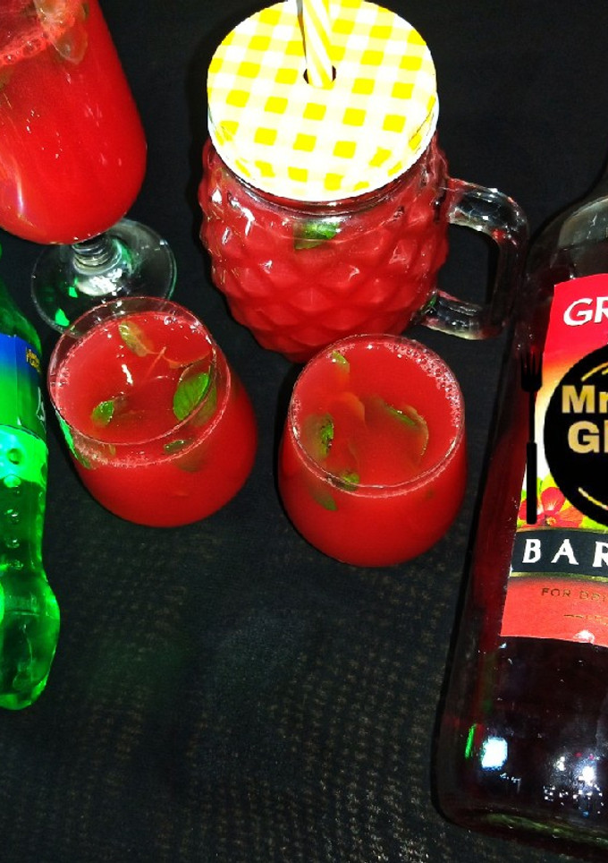 A picture of Watermelon fizz mocktail.