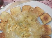 Una foto de queso brie al horno