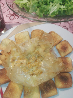 Una foto de Brie al horno con miel y romero