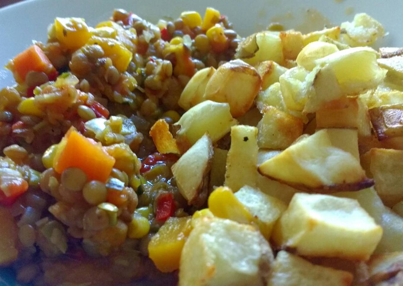 Guiso de lentejas vegano y papas crocantes
