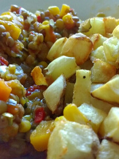 Una foto de Guiso de lentejas vegano y papas crocantes