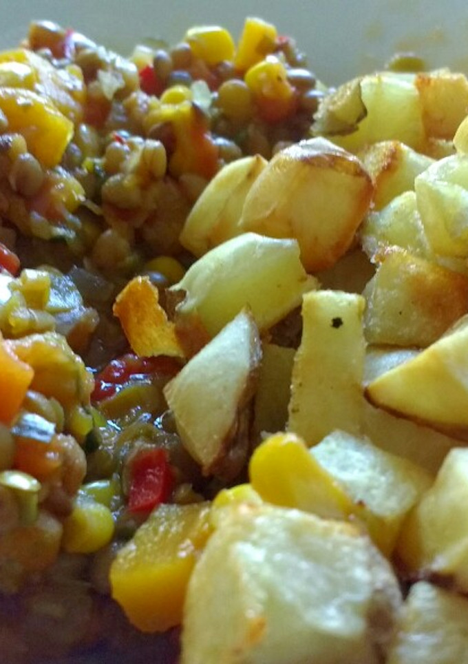 Una foto de Guiso de lentejas vegano y papas crocantes