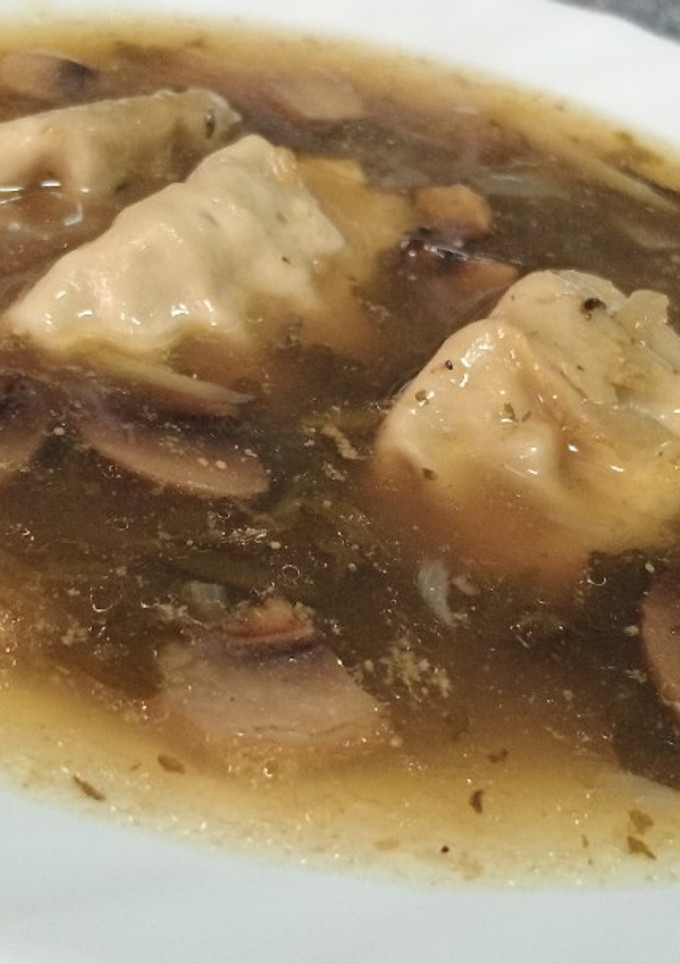 Una foto de Gyozas en Caldo 🍲 de Sabor Oriental 🍜 🇯🇵