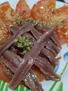 Una foto de Tomate con anchoas 🍅🍴