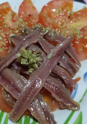 Una foto de Tomate con anchoas 🍅🍴