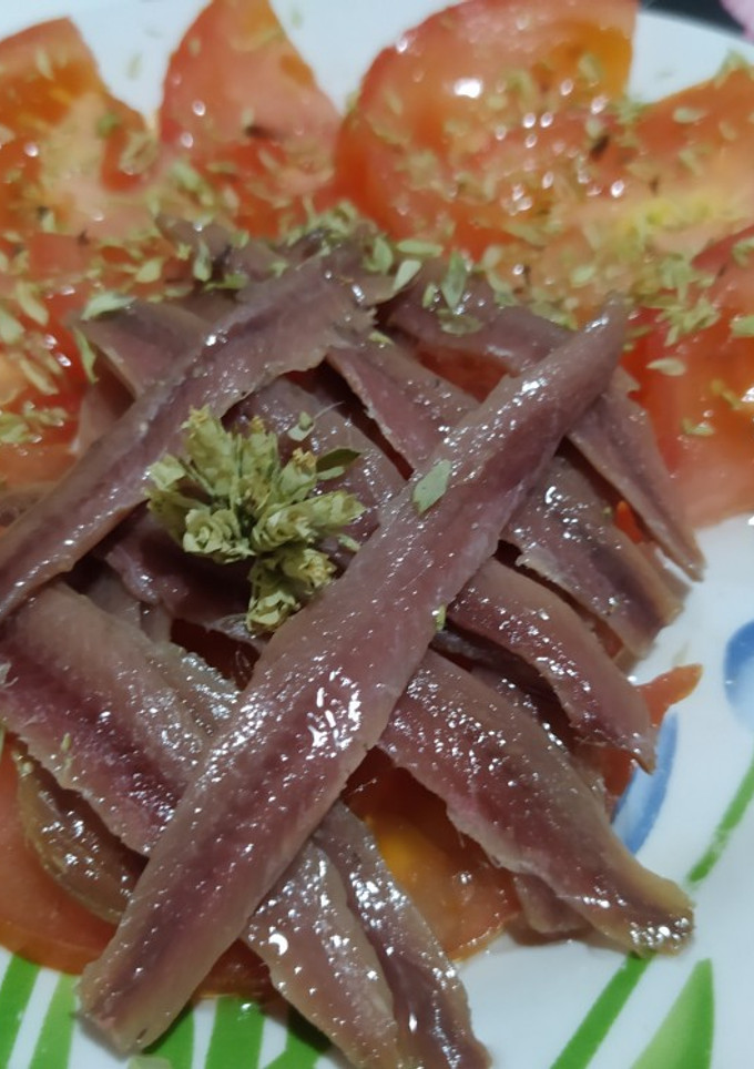 Una foto de Tomate con anchoas 🍅🍴