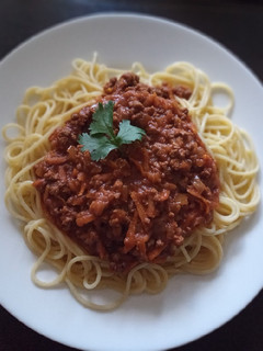 Una foto de Tallarines con salsa boloñesa