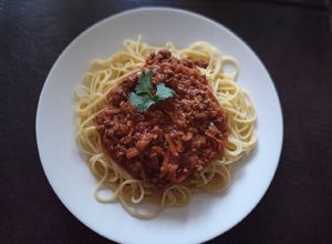 Una foto de Tallarines con salsa boloñesa