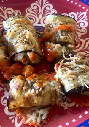Una foto de Rollitos de berenjena con pollo y aguacate
