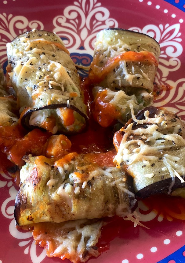 Una foto de Rollitos de berenjena con pollo y aguacate