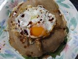 Crêpes de trigo sarraceno sencillas con espinacas crudas