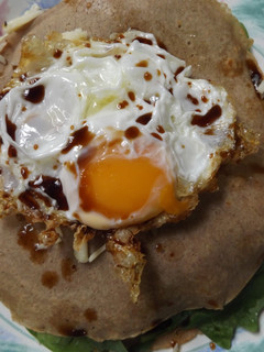 Una foto de Crêpes de trigo sarraceno sencillas con espinacas crudas