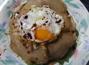 Foto principal de Crêpes de trigo sarraceno sencillas con espinacas crudas
