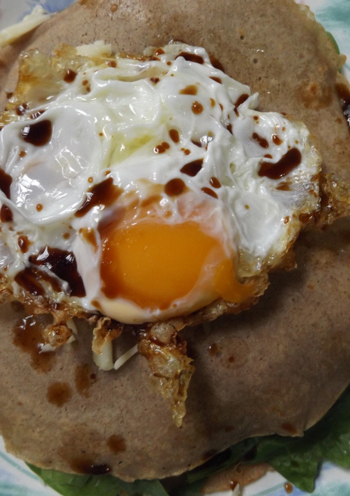 Una foto de Crêpes de trigo sarraceno sencillas con espinacas crudas